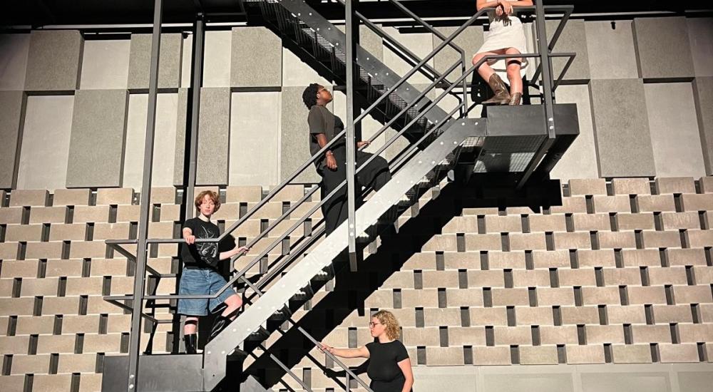 6 studenten op een metalen trap