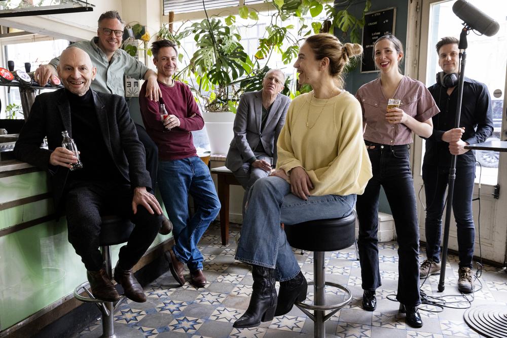 Cast van DE SITCOM in het café