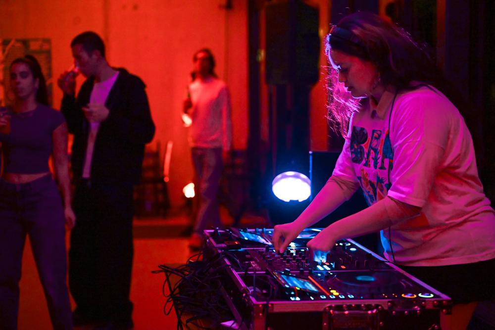Mayara DJing
