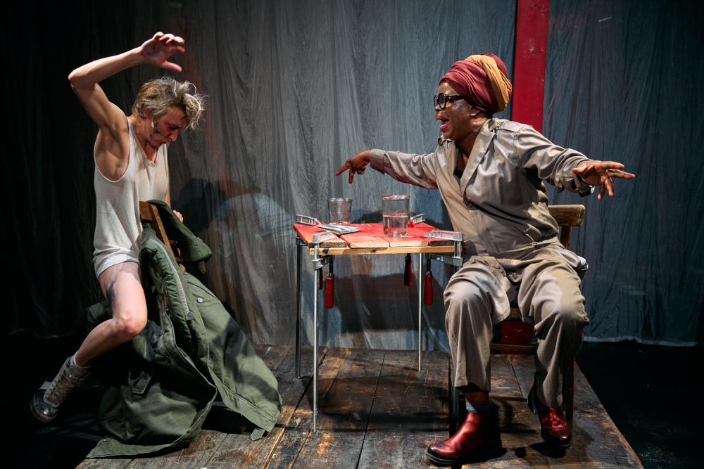 Aurélie and Starlette dancing at a table