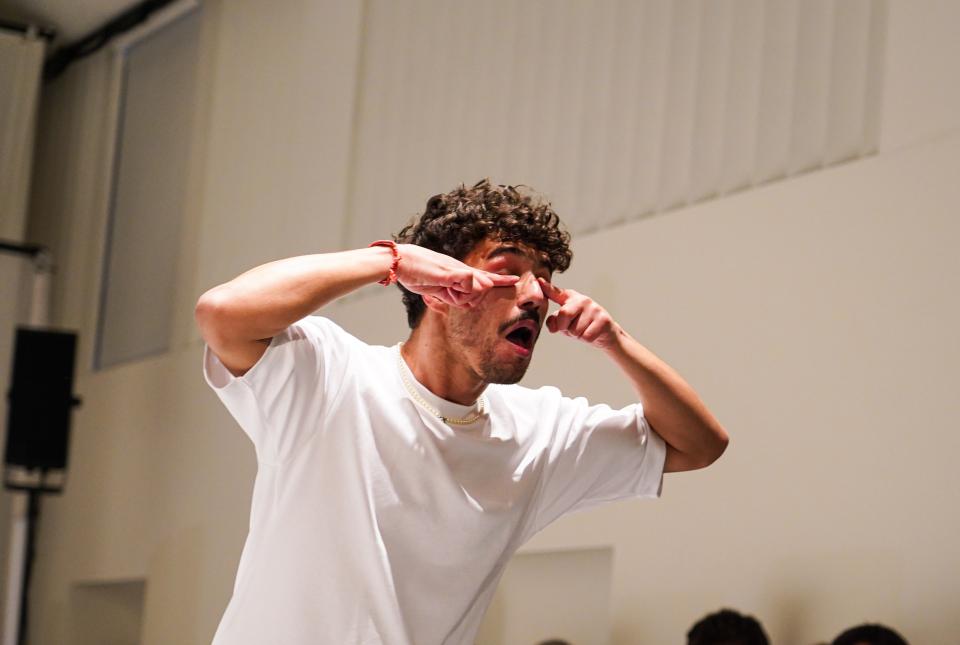 Bilal El Had performer met vingers voor de ogen
