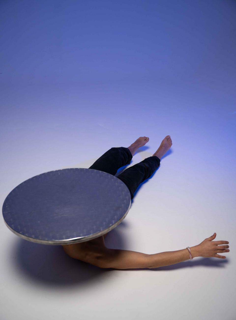 Bilal El Had performer met een ronde schijf op het hoofd