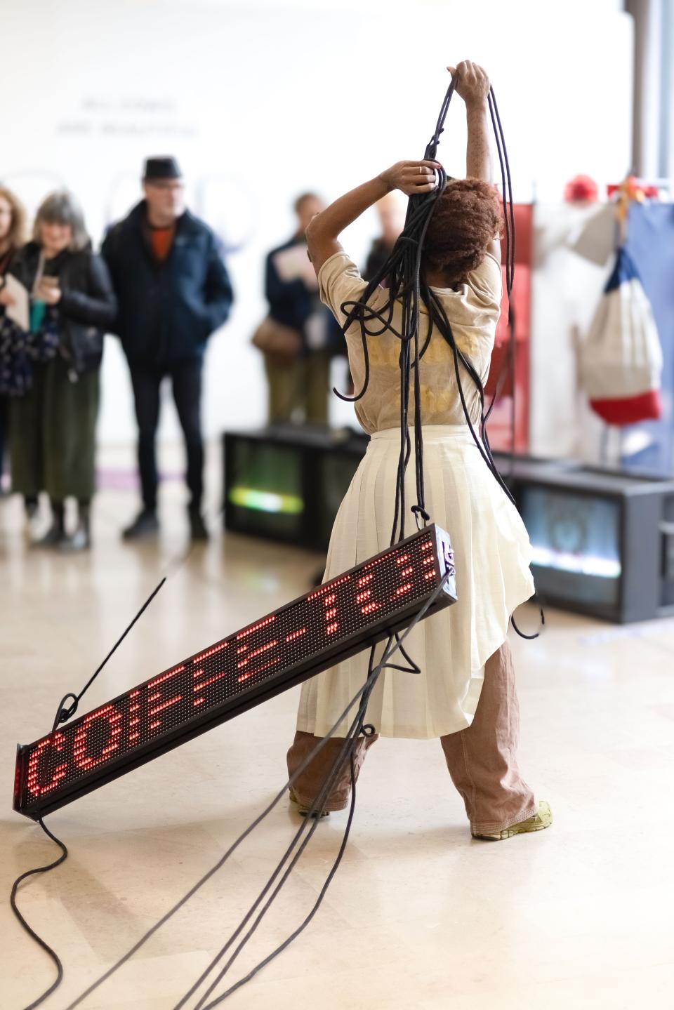performer trekt aan een trouw en machine 
