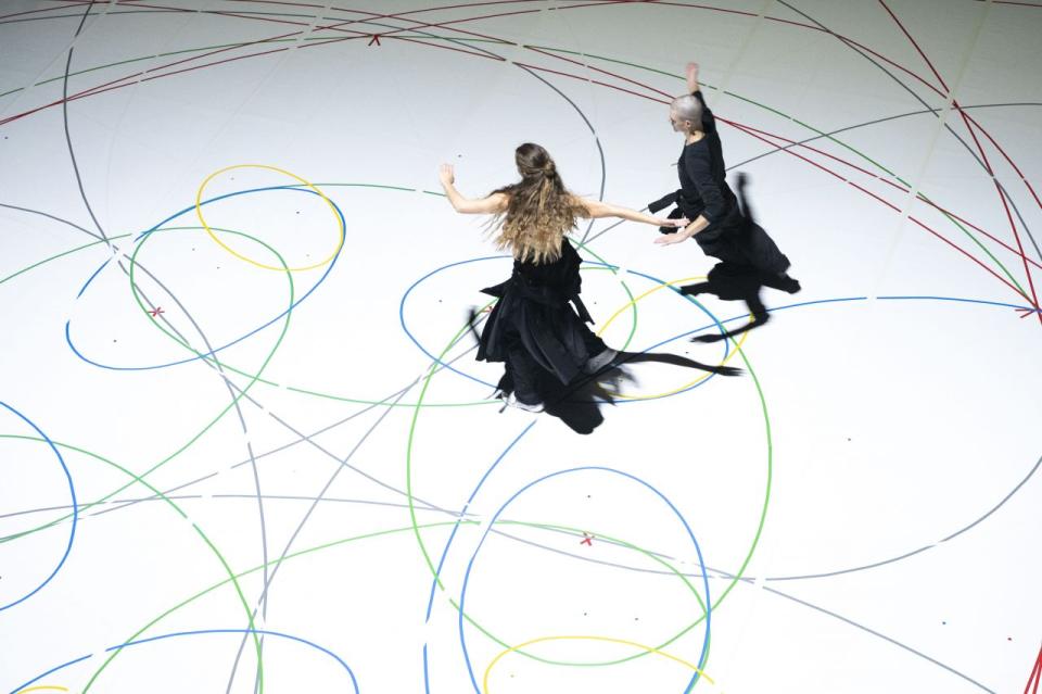 GLA55 twee dansenden in concentrische cirkels 