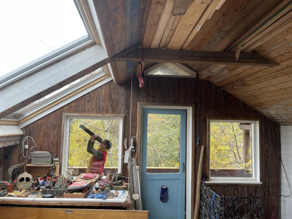 houten huisje persoon kijkt door verrekijker