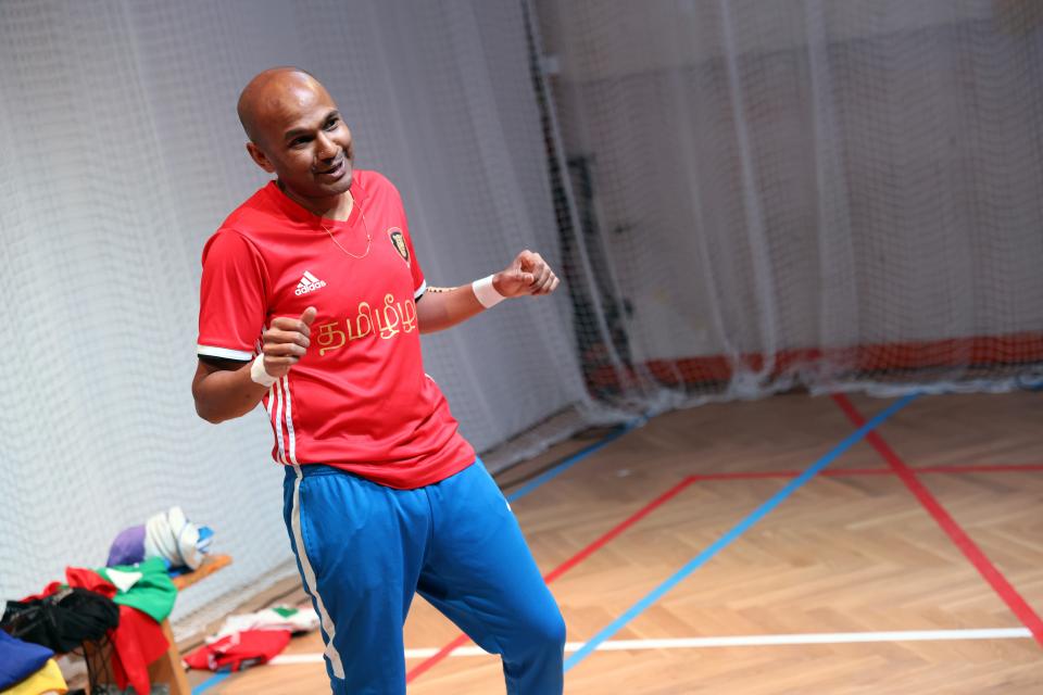 ahilan ratnamohan danst en lacht