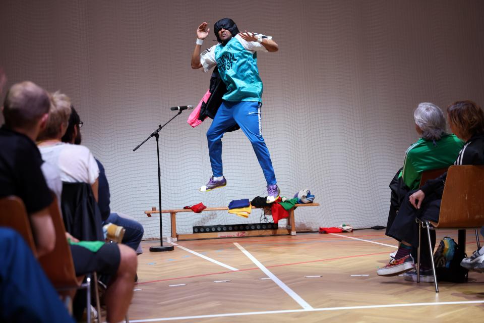performer springt in de lucht