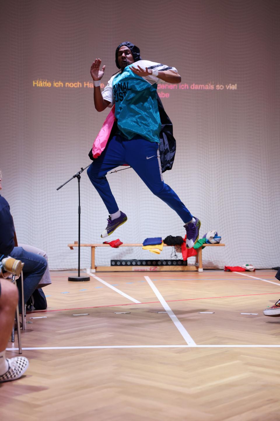 performer springt in de lucht