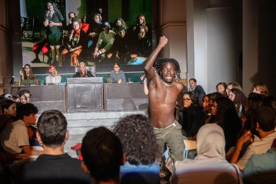 dignity waarheidscommissie iemand loopt weg van een tribunaal
